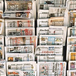 Einweihung des modernen Kiosken in Zeitungen