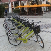 Zwei Rädern (Fahrrädern, Motorrollern und Motorrädern)